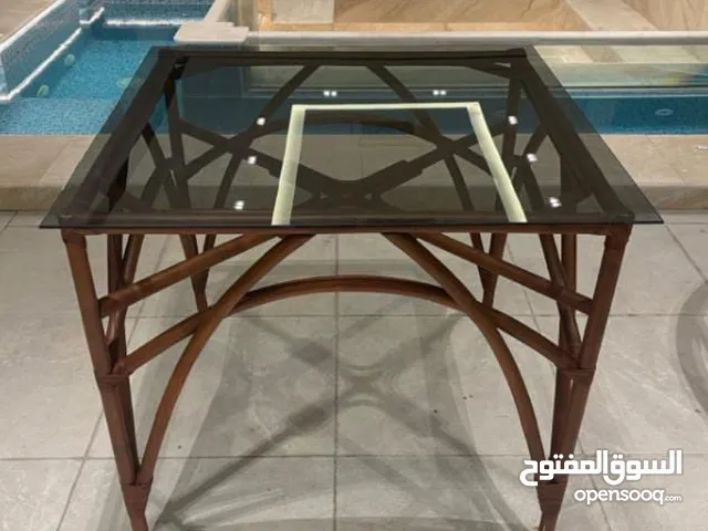 طاولات للجلسات الخارجية