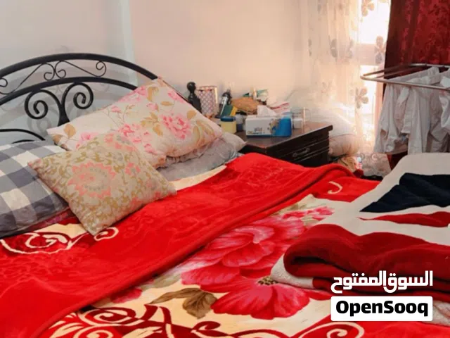 شقه مفروشه للإيجار الموقت المده من 7/15 الي 8/30 شهر ونص مكونه من غرفتين وصاله وحمام ومطبخ نظيفه جدا