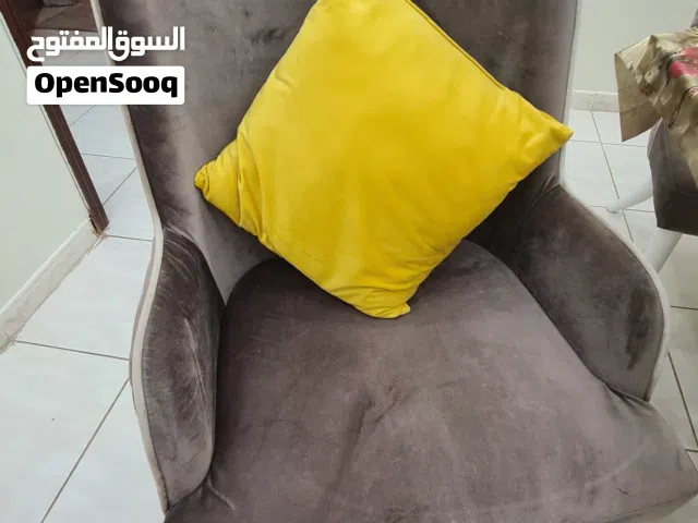 طاولة طعام مع الكراسي