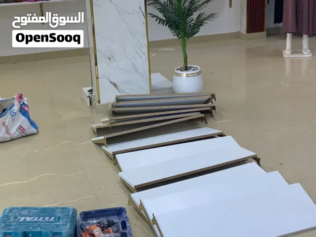 ديكور بريمو ذهبي و ارفف و فترينه عرض و كراسي و اي شي فالصور للبيع