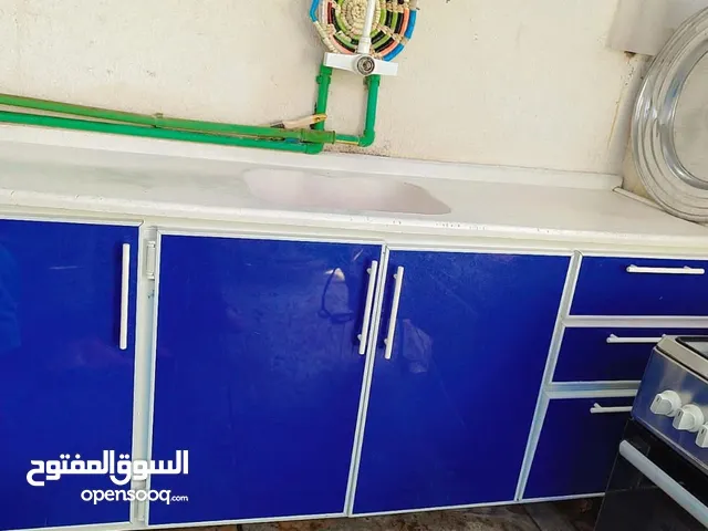 كاونتر مرمر مترين لون ازرق جميل و طباخ اربع عيون وفرن نضيف وشغال نوع دنكا