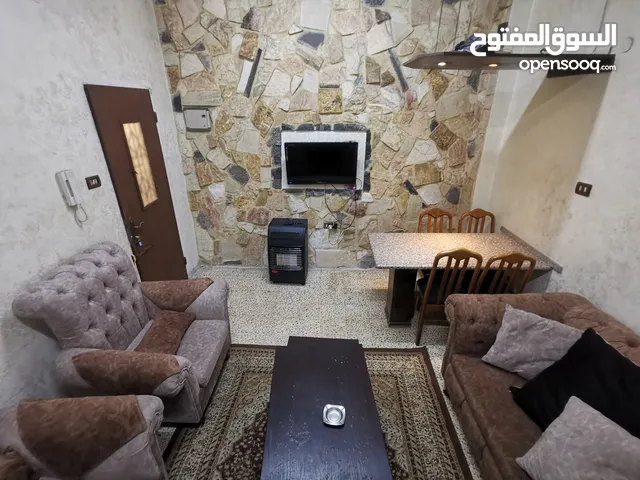 شقة غرفة نوم وصالة مع برندة في موقع مميزفي العبدلي من المالك مباشرة