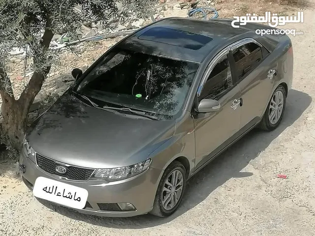 كيا فورتي مع فتحة سقف