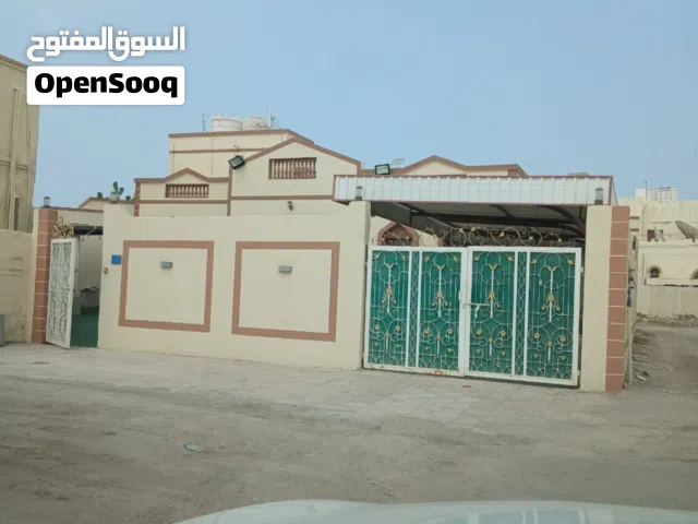 فلا للبيع في المعبيله  الجنوبيه قريب جامع تيمور بن فيصل مع ملحق
