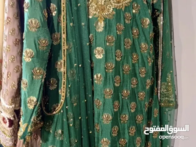 ثوب عمانيه مودرن بتصميم مصممة ازياء تراثية مختصه  اللون اخضر