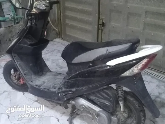 السلام عليكم دراجة كامكو نشطة وشلعته قوية الدراجة حلوة بس ما غاسله الصورة ضالمه الدراجة كابريته جديد