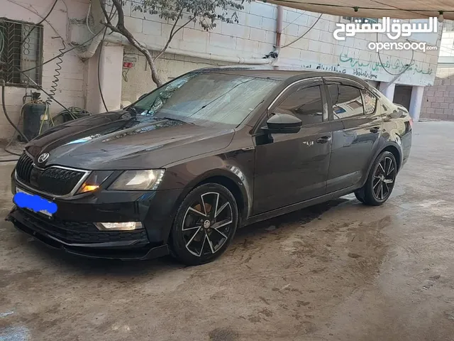سكودا صالون لون أسود مرتبة نظيفة جدا