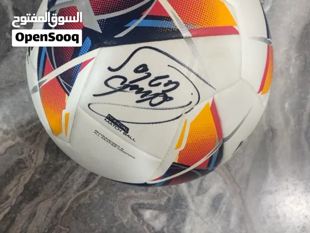 كرة من النوادر عليها توقيع الاسطورة روبيرتو كارلوس