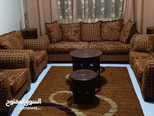 كنب تفصيل بحاله جيده جدا معه كرسيين اضافيات من نفس القماش خشب تقيل ونضيف مناسب جدا للمعيشه عمق مريح