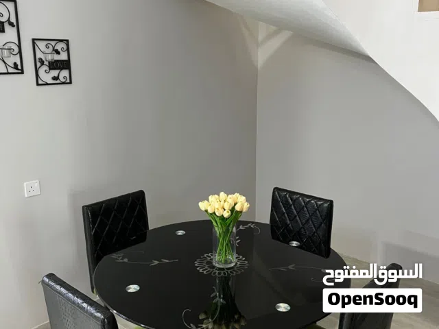 طاولة مع 4 كراسي جديدة جداً و نظيفة طاولة زجاج و كراسي جلد و حديد قوي