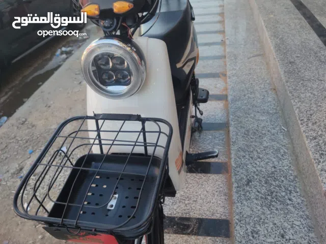 his009السلام عليكم  دراجة كهربائية امزودة باتري وفتح سرعة الدراجه عاليه  الكاع 30سانتيم موديل السنة
