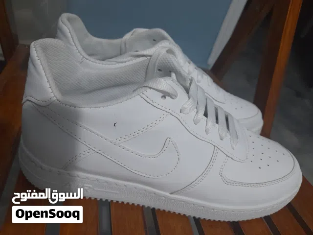 Chaussures R-Force à vendre, neuves et à un excellent prix