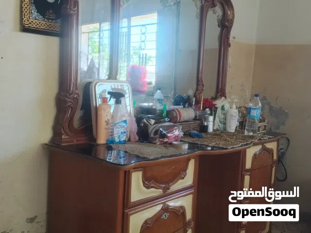 خزانه وتواليت مراي خشب ثقيل حاجه الى صيانه للبيع حط سعر وخذ