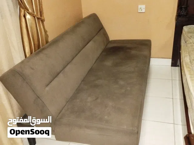 كنبة تصلح لسرير لون رمادي وقماش مخمل