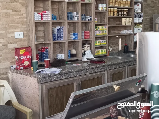 قهوه للبيع على شارع رائيسي بين محلات وكراجات بسعر مميز لعدم التفرغ