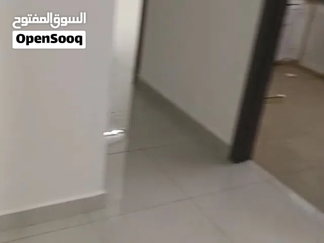 شقة للإيجار في الخوض بالقرب من المركز الصحي للعائلات