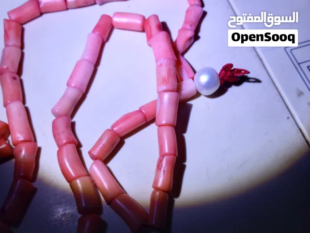 عقد مرجان جلد الملاك السلموني طبيعي مئة بالمئة مع تعليقة فضة حجر الاوبال الطبيعي