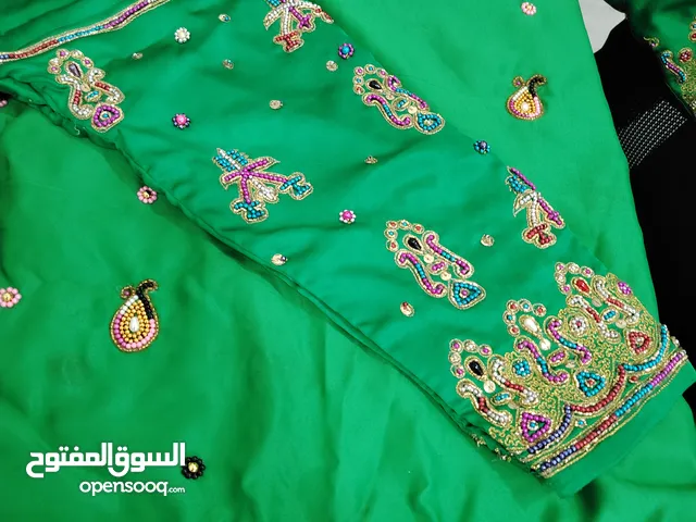 لبسة عمانية مكونه من 4 قطع من الطراز القديم...والخرز ما يطيح ثابت.... وممكن التعديل فيها ع حسب الذوق