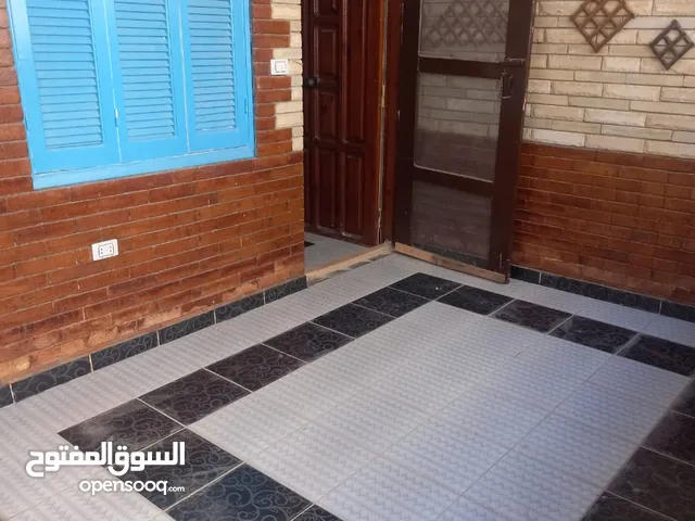 شاليه غرفتين 2 حمام وغرفة خلفية مؤمن بالكامل بالحديد وجراج يسع عربيتين