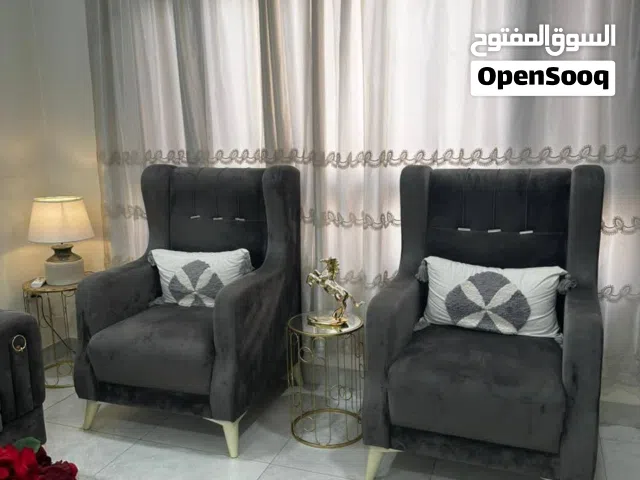 اثنين تخم تركي مودرن  وميز طعام طاوله خشب تزكام والكراسي حديد مستعمل ديكور فقط