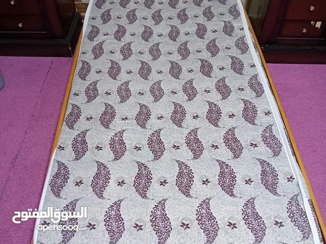 فرشات وبطانيات بقياسات متنوعة نظيفة جدا بحالة ممتازة للبيع بسبب السفر