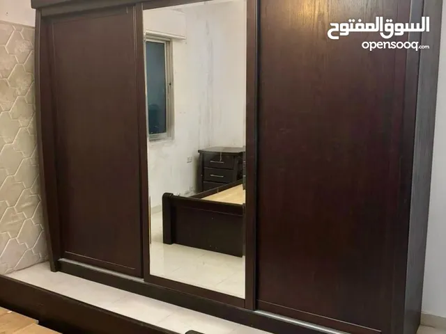 غرفة نوم ماستر مستعملة بحالة الجديد خشب صولد ثقيل لون بني ملوكي