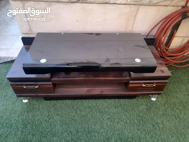 طاوله تلفزيون لون بني بحاله ممتازه وبالسعر مغي