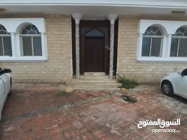 منزل كامل وكبير للايجار اليومي صلاله الحصيله رقم 5 بجانب دحقة النبي صالح