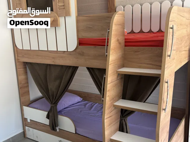 سرير غرفتين تصميم بيت الشجرة - حالة الجديد - شامل الفرشتين