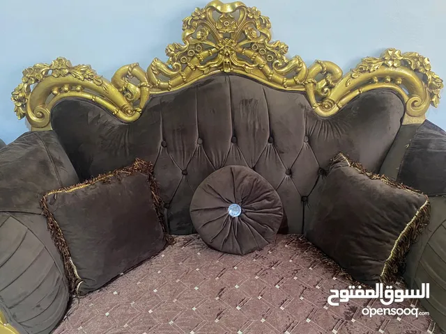 طقم كنب مصري جديد استعمال شهرين بحاله الوكاله قابل التفاوض بشي بسيط لداعي السفر
