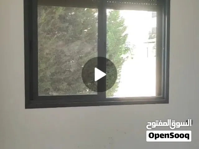 شبابيك للبيع في بيت لم يسكن بعد