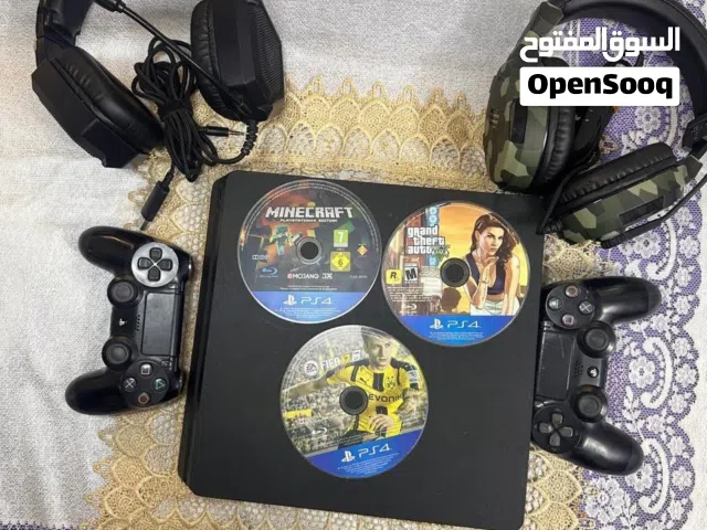 بلي 4 للبيع مستعمل مع كامل ملحقاته مع جوستكات 2اصليات واقراص3 مع سماعتين اصليات لايوجد واير HDMI....