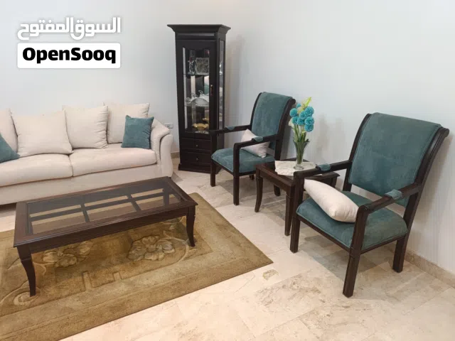 طقم كنب كامل مع طاولة وسط وطاولات جانبية - حالة الوكالة واستعمال خفيف