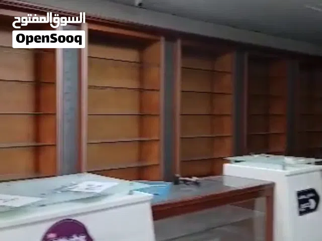 اثاث صيدلية نضيف لا يشكو من شي