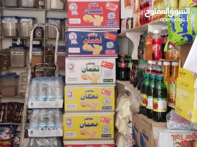 بقالة مكوّنة من فتحة واحدة  المساحة: 6 متر طول × 3 متر عرض  الموقع: سعوان – جولة السيد – جوار مج