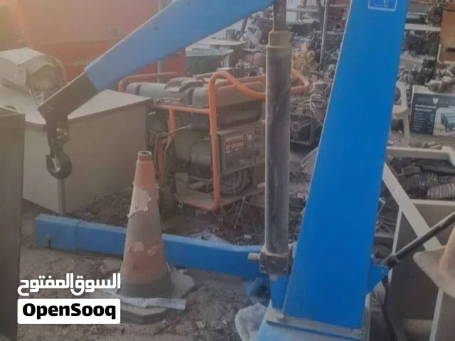 Hydraulic Engine Jack Engine Hoist 1.5 Ton made in Italy used 2 months. 200kd.  رافعة محرك هيدروليك