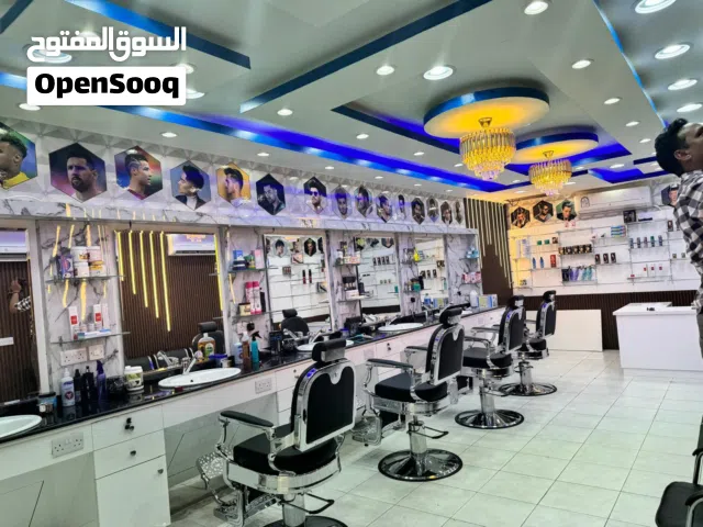 للبيع صالون حلاقة رجالي للتنازل مع اربع موظفين الصالون دخل جيد جدا وكامل لاينقصه شيء لعدم التفرغ