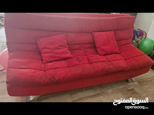 صوفا بيد لون احمر بحاله جيده بحاجه الى درايكلين فقط