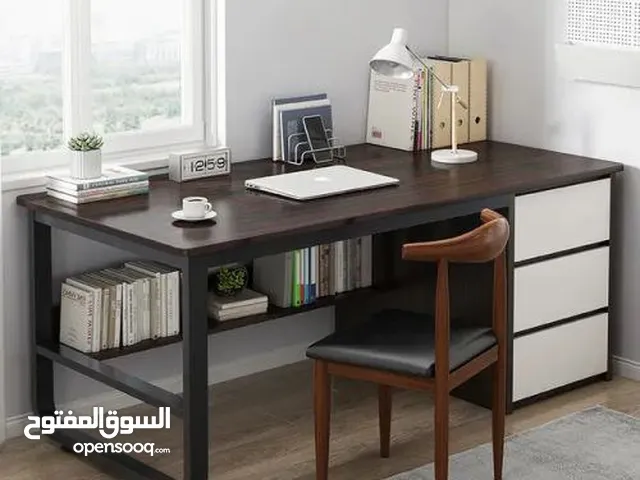 مكتب فاخر بتصميم عصري أنيق سطح خشبي متين بلون داكن فاخر يعطي لمسة فخامة .