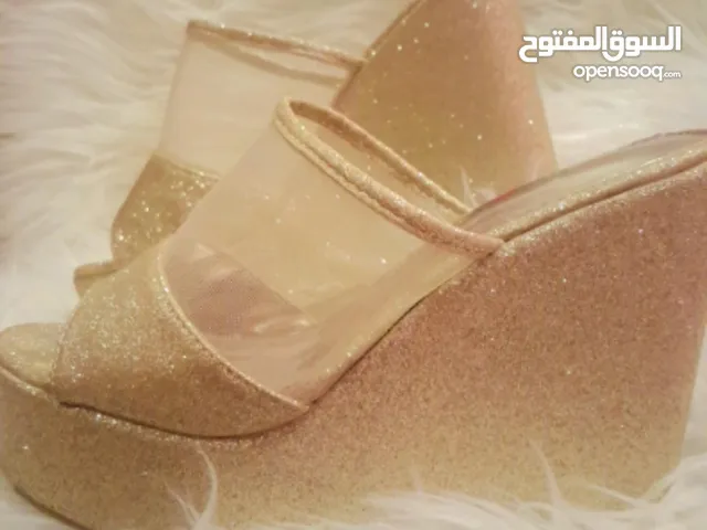 Gold With Heels in Jeddah
