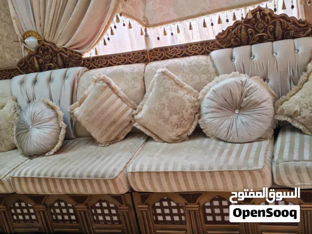 كنبات مع طاولة وديكور ستائر
