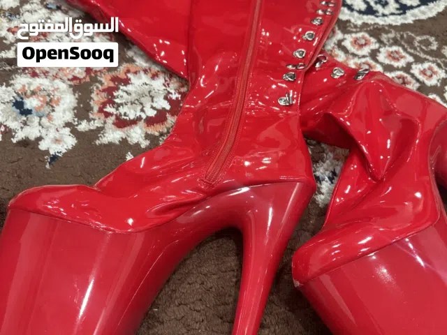 بوت أحمر لامع طويل فوق الركبة بكعب عالي ومنصة – حذاء مميز