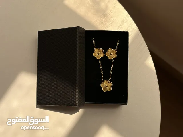 مجموعة عقد وحلق أذن وردة مطلي ذهب عيار 18