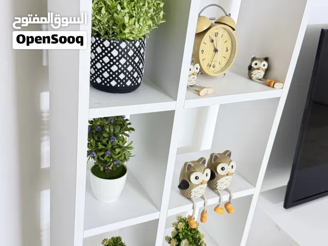 فاترينا لون ابيض كلشي مابيها وجديده مثل ما موضحة بالصوره او الفديو