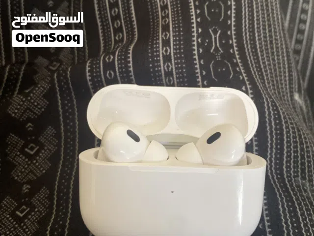 سماعات بيضاء