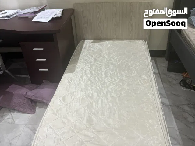 للبيع سرير فردي لون بيج الحالة ممتازة ونظيف