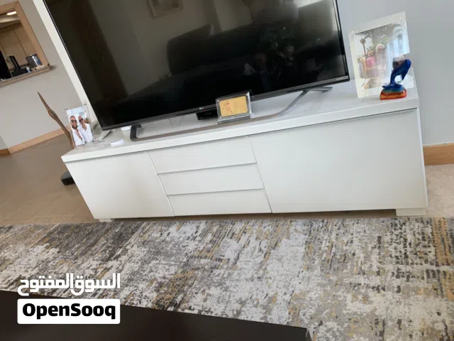طاولة للتلفزيون