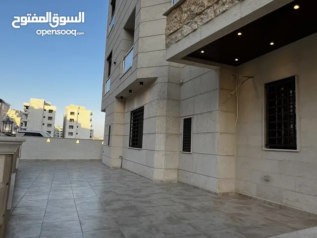 شقة للبيع طابق ارضي 95م مع ترس 100م (سكنية - استثمارية) في ديرغبار شارع ال60 ، مطبخ راكب ، تدفئة غاز