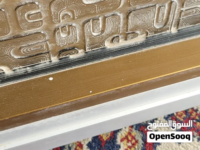 دولاب مطبخ محمل  بحاله جيده جدا دهبي  في فضي  ب 2رف زجاج سميك  مقاس الدولاب 41×63