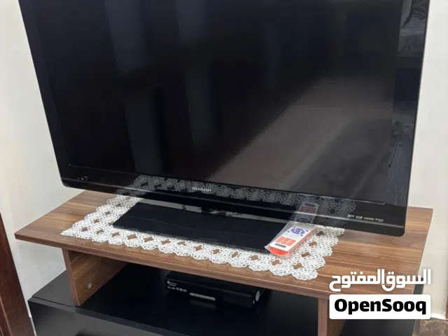 تلفزيون من ماركة شارب مستعمل نظيف   مع ميز تلفزيون مستعمل نظيف